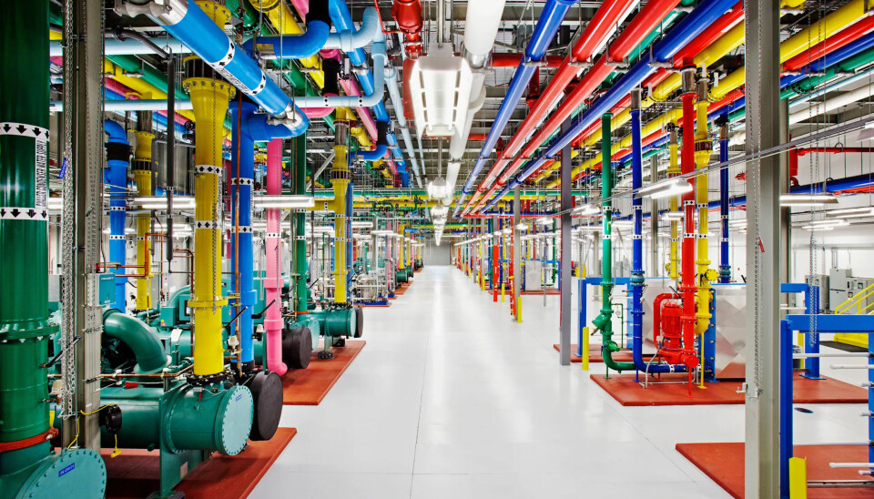Datasentrene har flere vanntanker som brukes til å kjøle ned serverne. Vanntanker og rør i flere farger hos Google sine datasentre.
